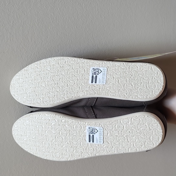 NWT! OLIVE CLASSIC TOMS! SIZE 7! - Picture 3 of 9